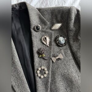 VINTAGE MEN’S GEOFFREY BEENE STATEMENT BLAZER W/ VINTAGE BROOCHES